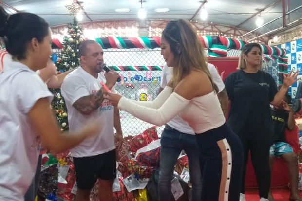 Carol Nakamura e GuilhermeLeonel ficaram noivos em festa de Natal de organização no Jardim Gramacho (Foto: Reprodução Instagram)