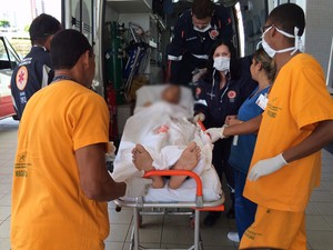 Adolescente foi socorrido pelo Samu e encaminhado para Hospital de Trauma de João Pessoa (Foto: Walter Paparazzo/G1) Adolescente foi socorrido pelo Samu e encaminhado para Hospital de Trauma de João Pessoa (Foto: Walter Paparazzo/G1)