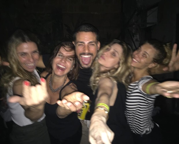 Giovanna Antonelli, Paula Burlamaqui, Cauã Reymond, Amora Mautner e Carolina Dieckmann em foto postada por Alexandre Nero (Foto: Reprodução/Instagram)