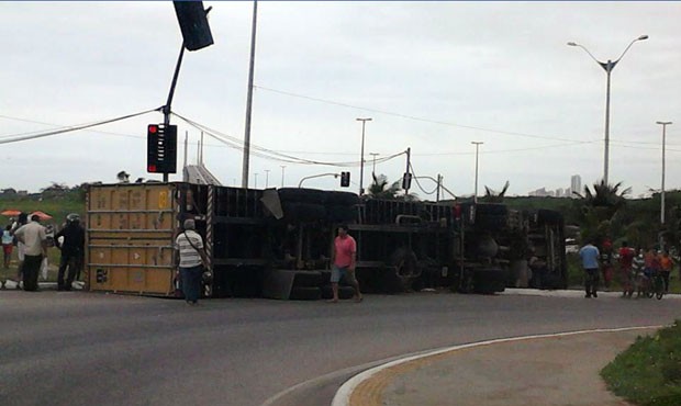 Acidente ocorreu perto da rotatória da Ponte Newton Navarro (Foto: Kalieny Moreno)