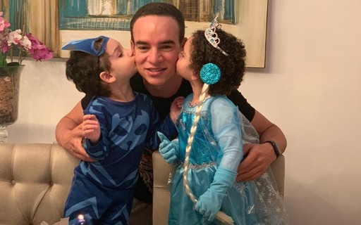 Maria foi adotada como João conta casal gay que adotou três crianças uma dela transgênero