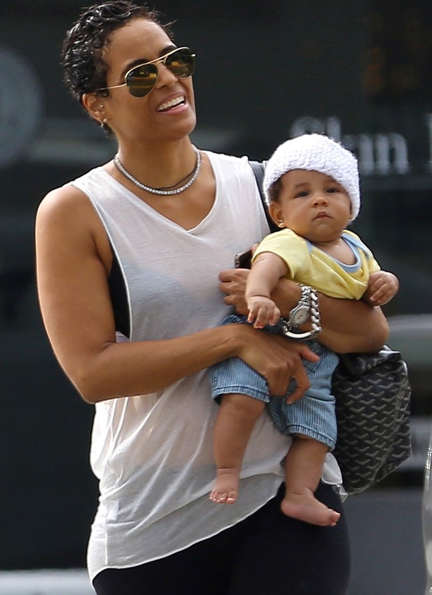 Alicia Keys Passeia Com O Ca Ula De Meses Quem Quem News