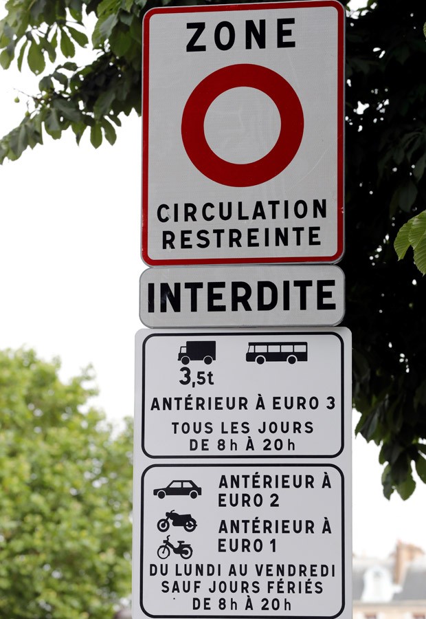 Carros com 19 anos ou mais não podem circular dentro de Paris; para motos, o ano limite de fabricação é 1999 (Foto: François Guillot/AFP)