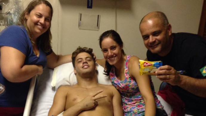 Nadador Leonardo Coutinho internado na UTI de hospital e Natalia Diniz (Foto: Arquivo Pessoal)