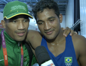 Irmãos Esquiva e Yamaguchi comemoram bronzes garantidos no boxe (Foto: Reprodução SporTV)
