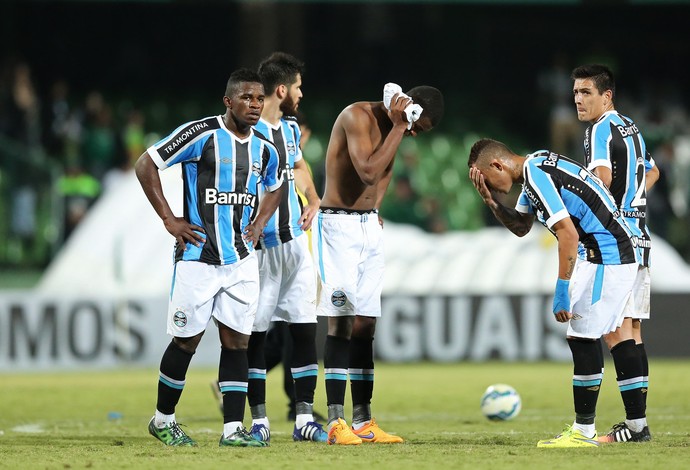 Atrapalhada de dupla do Grêmio fica com o 