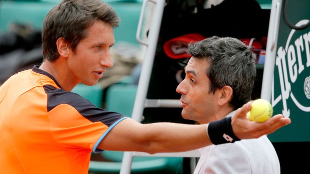 Sergiy Stakhovsky tênis contesta juiz Roland Garros reclamação (Foto: AP)