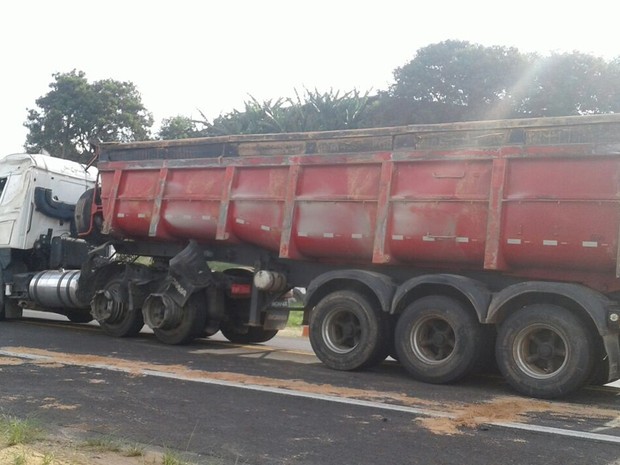 Veículo foi erguido e retirado da rodovia, diz polícia (Foto: Arquivo Pessoal/ Juliana Rodrigues)