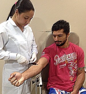 Adriano Martins realiza exame de sangue (Foto: Reprodução/Facebook)