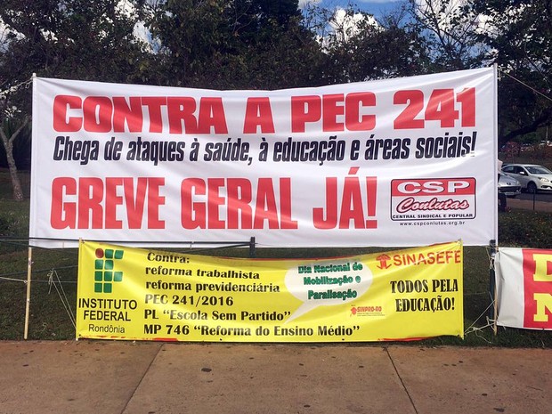 Faixas colocadas por manifestantes contra a PEC dos gastos públicos em frente a anexo da Câmara, em Brasília, nesta segunda-feira (10) (Foto: Mateus Vidigal/G1)