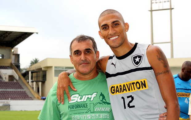 Rafael Marques com o pai treino Botafogo Araraquara  (Foto: Cleber Akamine / Globoesporte.com)