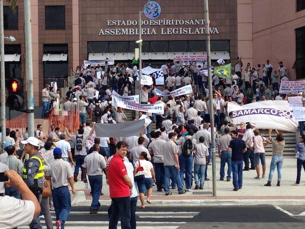 Funcionários da Samarco fazem novo protesto por volta de empresa (Foto: Leandro Tedesco/ TV Gazeta)
