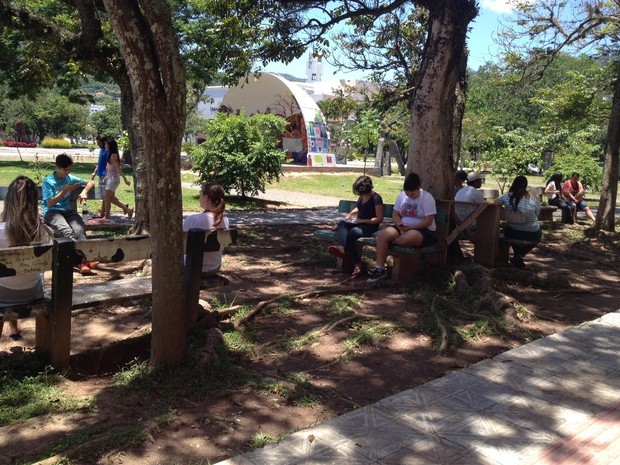 Estudantes aguardaram no campus da UFSC o início das provas. (Foto: Cristiano Anunciação/G1)