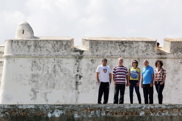 André Calixta, Breno Cabral, Magnólia Figueiredo, Roberto Vital e a jornalista Renata Moura (da esquerdaq para a direita), são condutores da Tocha; Fortaleza dos Reis Magos é o local de largada do revezamento (Foto: Alex Régis)