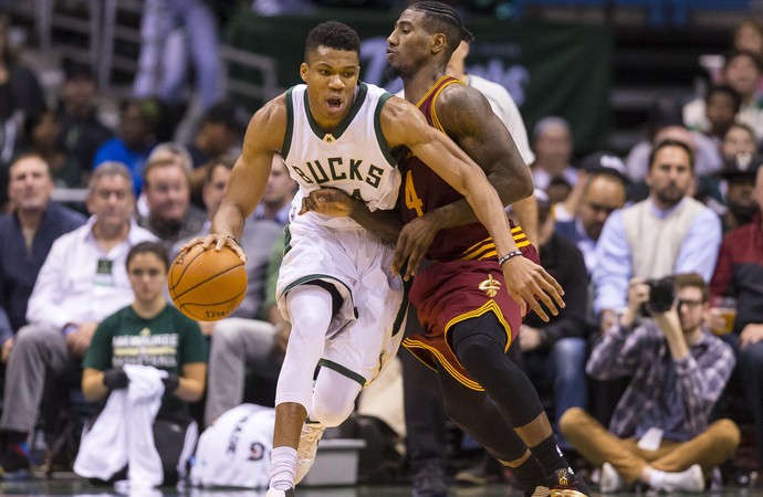 Giannis Antetokounmpo Bucks x Cavs NBA (Foto: Reuters)