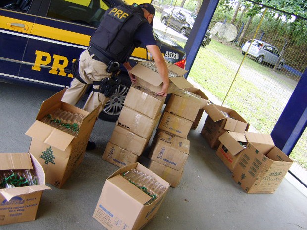 PRF apreendeU 3.600 frascos de lança-perfume dentro de carro (Foto: Divulgação/Polícia Rodoviária Federal) PRF apreendeU 3.600 frascos de lança-perfume dentro de carro (Foto: Divulgação/Polícia Rodoviária Federal)