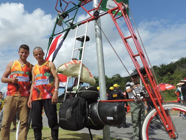 Elias de Souza e seu filho, Elias de Souza Júnior, saíram do México pedalando bike gigante. (Foto: Moema França / G1)