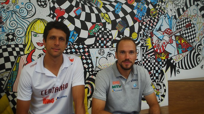 Marcelo Melo e Bruno Soares, nos bastidores do Globo Esporte (Foto: Marcos Guerra)
