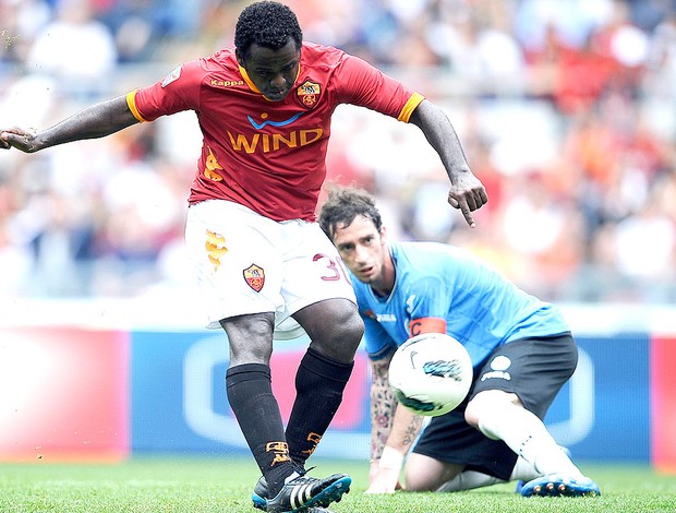 Fabio Simplício marca gol do Roma contra o Novara (Foto: AFP)