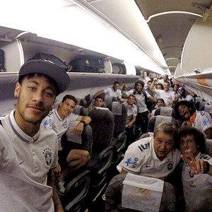 Neymar no avião da Seleção (Foto: Reprodução / Instagram)
