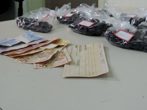 Entorpecente foi encontrado dentro de uma sacola plástica (Foto: Stephanie Fonseca/G1) Entorpecente foi encontrado dentro de uma sacola plástica (Foto: Stephanie Fonseca/G1)