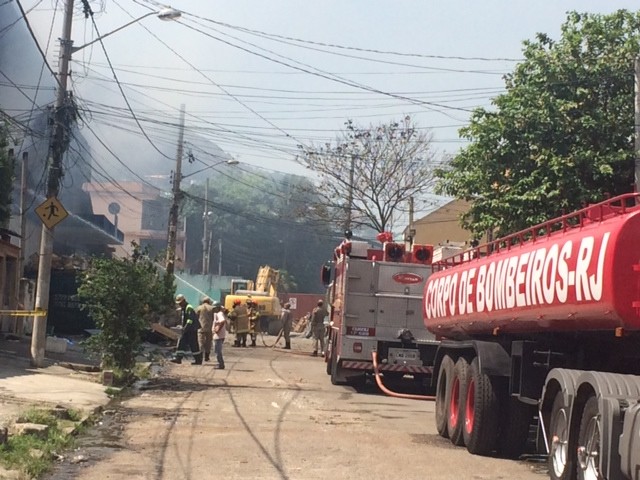 Bombeiros ainda faziam trabalho de rescaldo 48 após incêndio em Madureira (Foto: Alba Valéria Mendonça / G1)