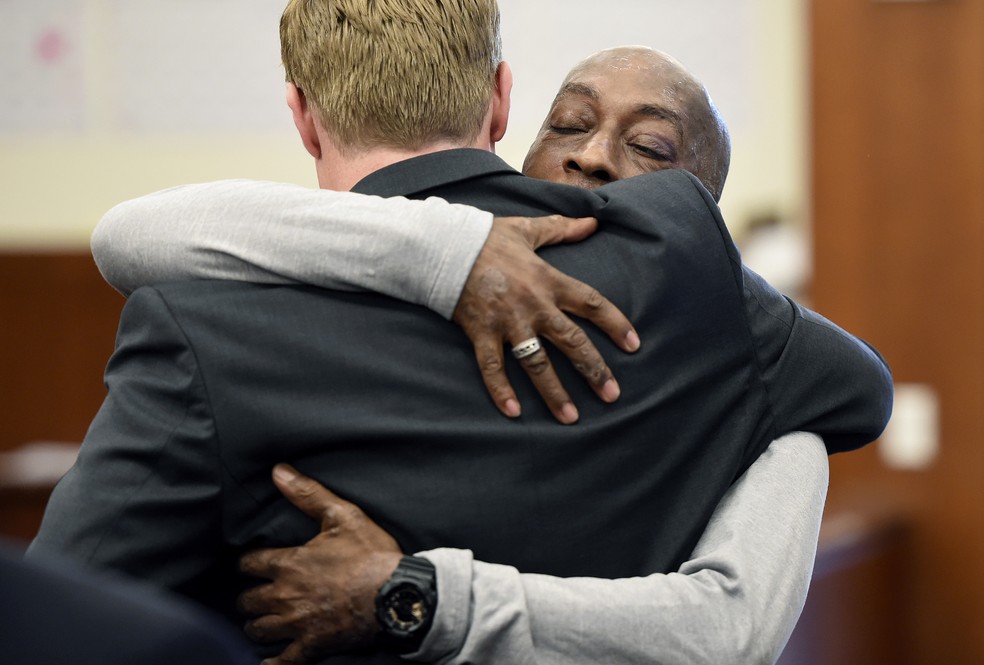 Dewayne Johnson, diagnosticado com cÃ¢ncer, abraÃ§a um de seus advogados apÃ³s veredito de tribunal em San Francisco (Foto: Josh Edelson/Pool Photo via AP)