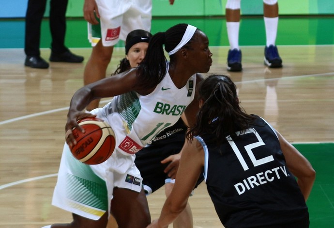 Clarissa foi novamente destaque, desta vez, com um duplo-duplo: 13 pontos e 15 rebotes - evento-teste de basquete feminino (Foto: Roberta Rodrigues)