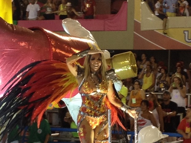 Danielle Winits desfila pela Grande Rio (Foto: EGO)
