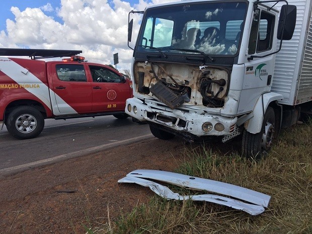 Caminhão que atingiu carro na BR-080 no DF; automóvel capotou, e os quatro ocupantes morreram no local (Foto: Corpo de Bombeiros DF/Divulgação)