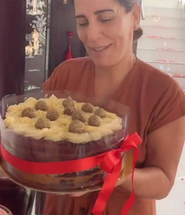 Gloria Pires com o bolo que ganhou no Dia das Mães (Foto: Reprodução/Instagram) Gloria Pires com o bolo que ganhou no Dia das Mães (Foto: Reprodução/Instagram)