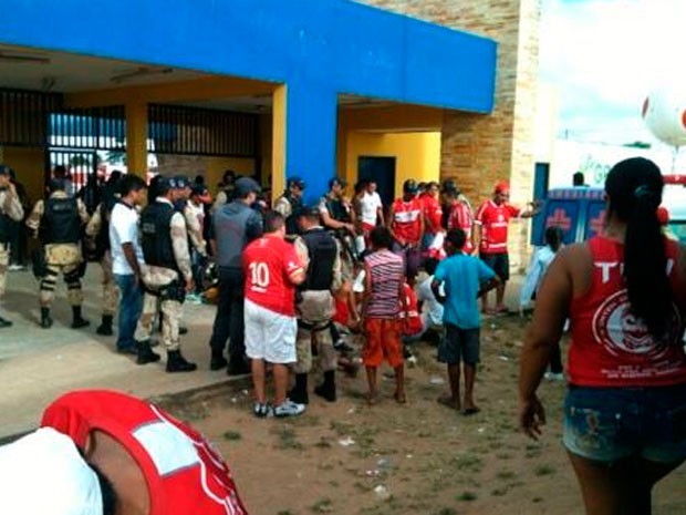 Torcedores americanos foram baleados do lado de fora do estádio Nazarenão (Foto: Ricardo Silva)