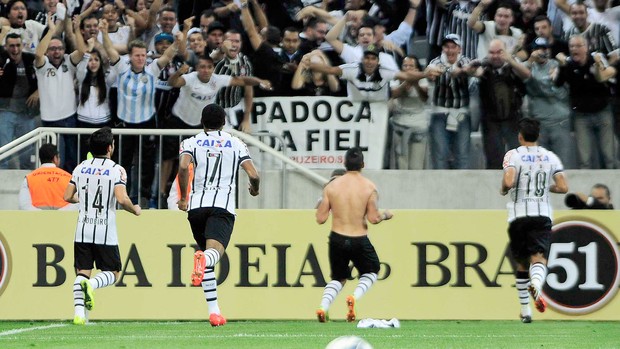 Luciano comemora gol do Corinthians contra o Goiás (Foto: Marcos Ribolli)