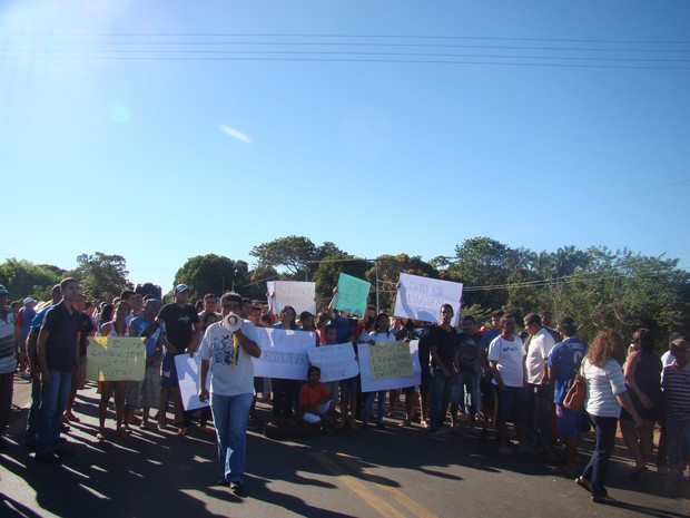  (Foto: Manifestação reuniu cerca de 400 pessoas na entrada da cidade)