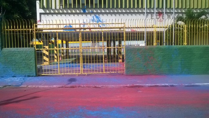 Sede Federação Cearense de Futebol depredada tinta azul vermelha (Foto: Divulgação)