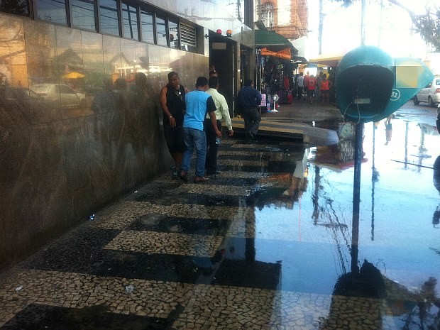 Calçada do prédio da Receita Federal está tomada pelas águas (Foto: Laura Lys/TV Amazonas)