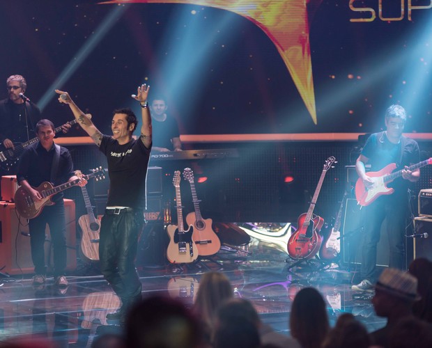 Dinho cantando no SuperStar (Foto: Camila Serejo / TV Globo)