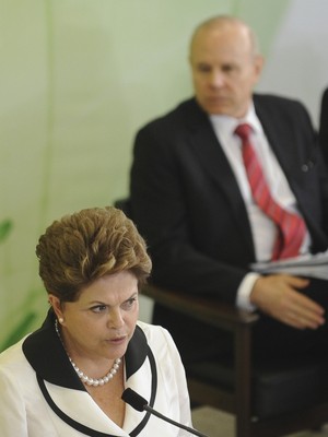 A presidente Dilma Rousseff e o ministro da Fazenda, Guido Mantega, em anúncio de novas medidas no Plano Brasil Maior (Foto: Agência Brasil)