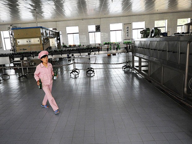 Fábrica engarrafadora de água mineral na Coreia do Norte (Foto: Gabriel Prehn Britto/Arquivo pessoal)