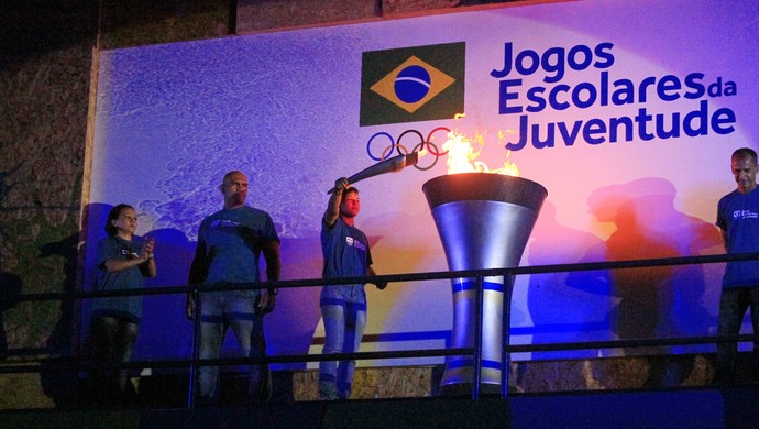 Sarah Menezes acende pira dos Jogos Escolares da Juventude (Foto: Kleide Teixeira / Jornal da Paraíba)