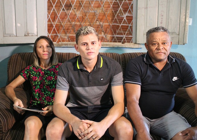 Jonas Corinthians e os pais em Teresina 2014 (Foto: Renan Morais/GloboEsporte.com)