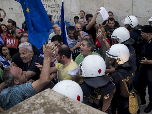 Manifestantes entram em confronto com policiais em Atenas durante protesto pelo 'Sim" (Foto: Marko Djurica / Reuters) Manifestantes entram em confronto com policiais em Atenas durante protesto pelo 'Sim" (Foto: Marko Djurica / Reuters)