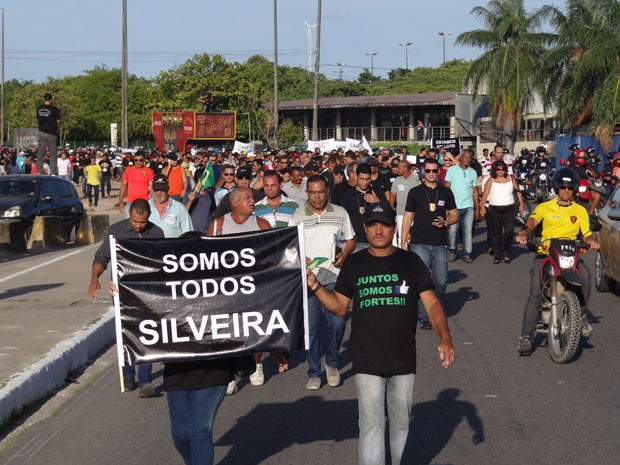 PMs de Pernambuco fazem passeata simbólica, para criticar as más condições de trabalho e lembrar a morte do sargento Carlos Silveira do Carmo, assassinado durante rebelião em presídio (Foto: Luna Markman / G1)