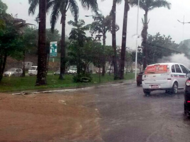 Carros precisam trafegar com cuidado na Avenida Garibaldi, em Salvador, por causa da chuva nesta quinta-feira (Foto: Rafael Santana/GE)