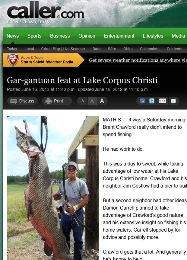 Brent Crawford fisgou um peixe-jacaré de 2,49 metros de comprimento e mais de 135 quilos. (Foto: Reprodução)