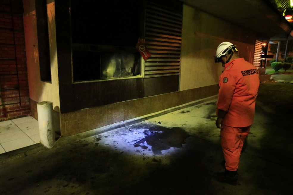 Bombeiro verifica dano em lanchonete atingida por coquetel molotov (Foto: Corpo de Bombeiros/Divulgação)