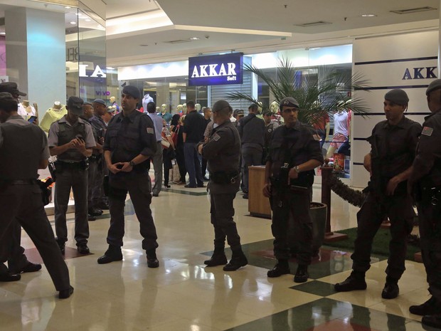 Policiais dentro do shopping na zona sul de São Paulo após tentativa de assalto a uma joalheria. (Foto: Vanessa Carvalho/Brazil Photo Press/Estadão Conteúdo)