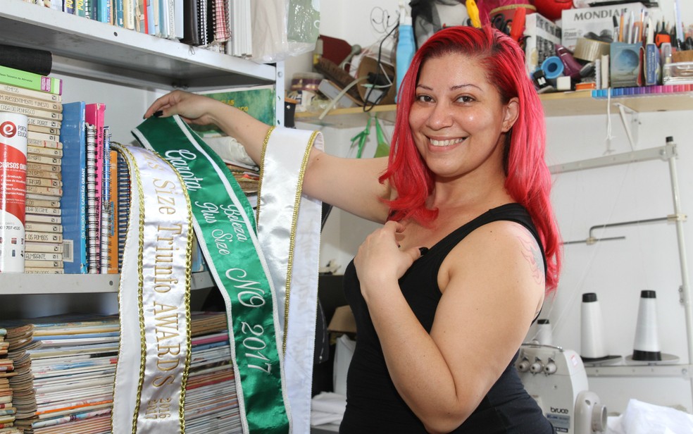 Além de soldado, Laís é blogueira, design de moda, costureira e modelo plus size (Foto: Jorge Cordeiro/Secretaria de Segurança Pública)