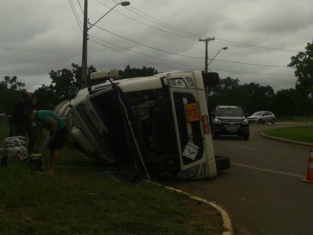 O motorista chegou a ficar preso na carroceria, mas foi socorrido por poulares (Foto: Bianca Zanella/Divulgação)