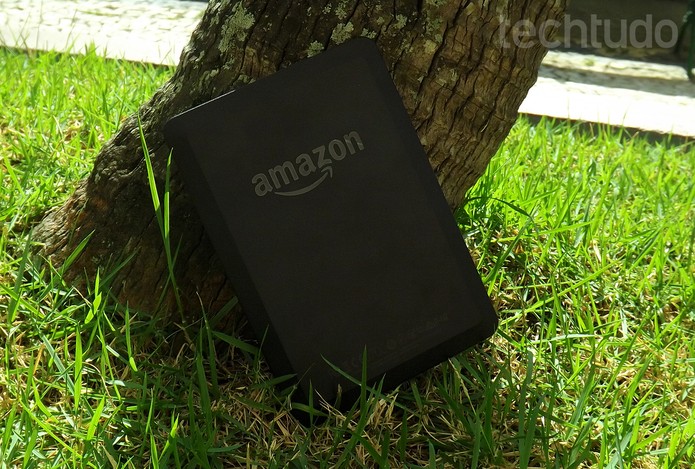 Traseira texturizada do Kindle e bordas laterais grossas ajudam no uso diário (Foto: Barbara Mannara/TechTudo)